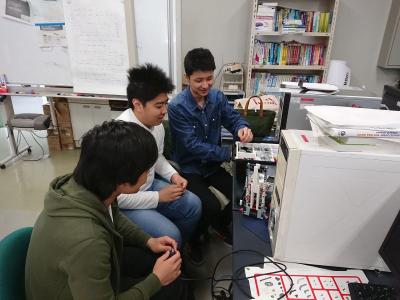 ロボット製作中の学生チームの写真