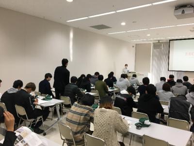 見学する学生の写真