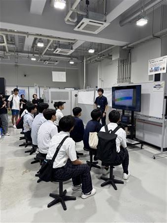 精密機械技術科説明の様子1