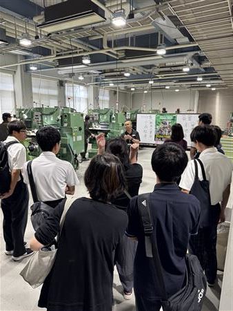 精密機械技術科説明の様子2