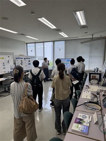 情報システム技術科説明の様子1