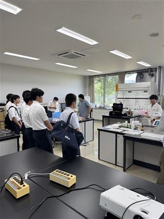 半導体技術科説明の様子1