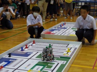 競技選手と学生ボランティアの写真