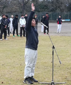 選手宣誓する学生の写真