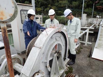 企業実習中の学生の写真