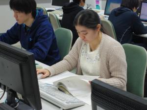 数値計算実習中の小山さん